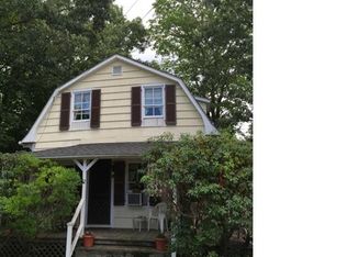 12 Library Ln, Gales Ferry, CT 06335