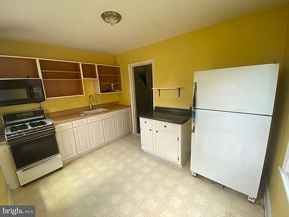 2nd image of 2933 Cherry St