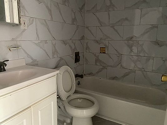 4th image of 229 Marion St #2