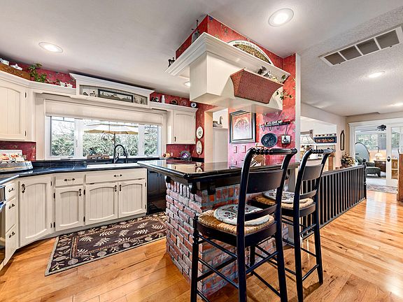 3rd image of 275 Coachman Dr