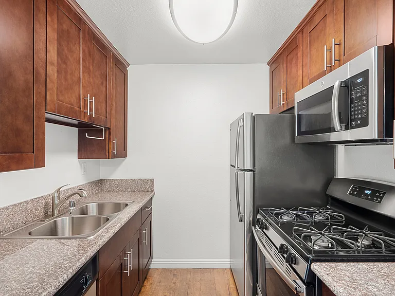 Ariel Court Apts — Photo 22