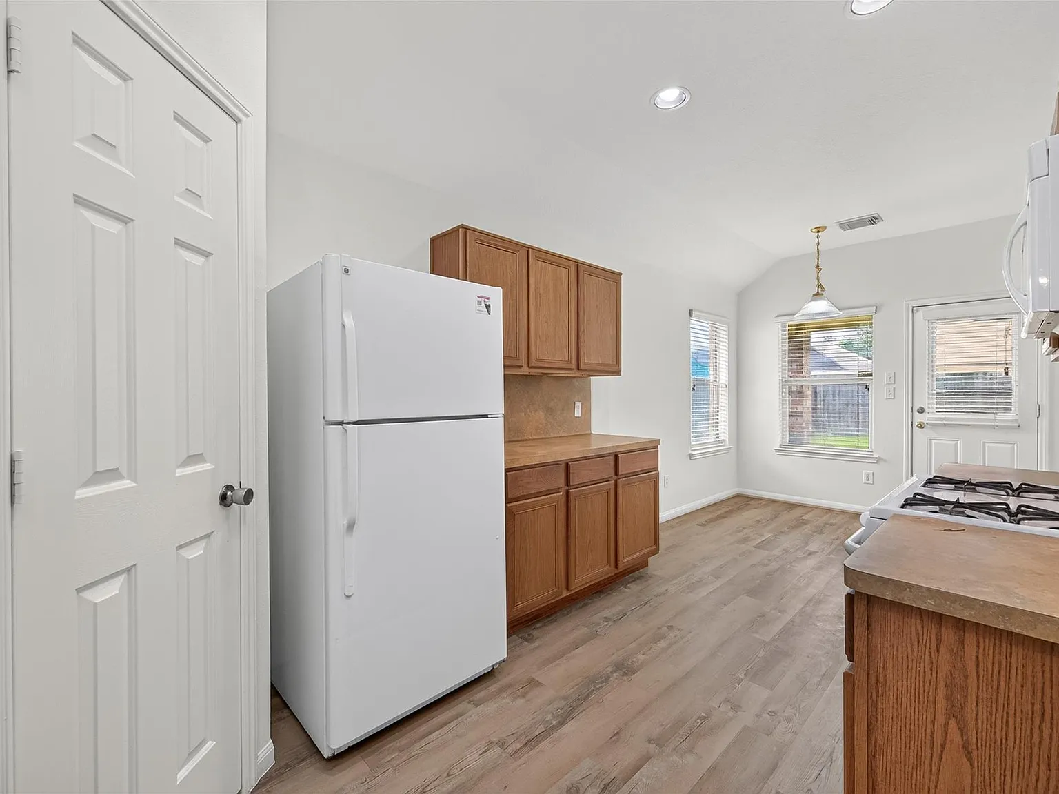 3 bed, 2.0 bath, 1401 sqft, $1,700 — Photo 4