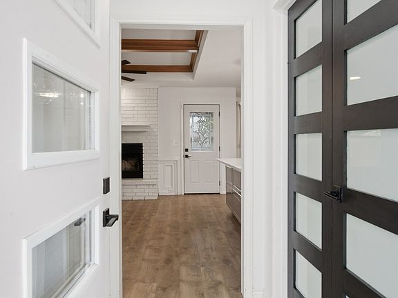 4th image of 372 La Quinta Cir S