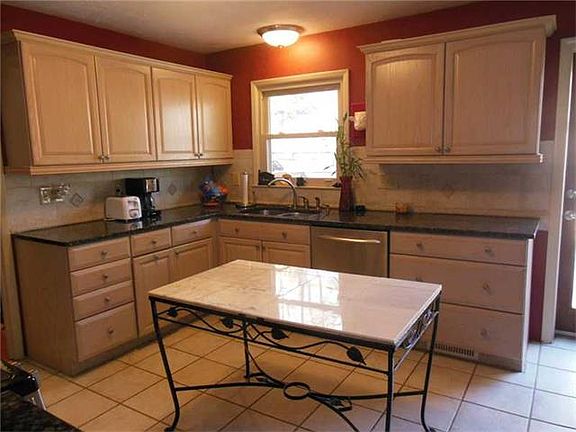 5th image of 1004 Dixon Dr