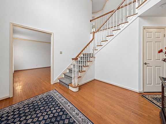 3rd image of 19220 Chippendale Cir