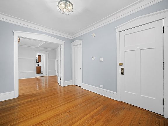 3rd image of 4722 S Greenwood Ave APT 3W