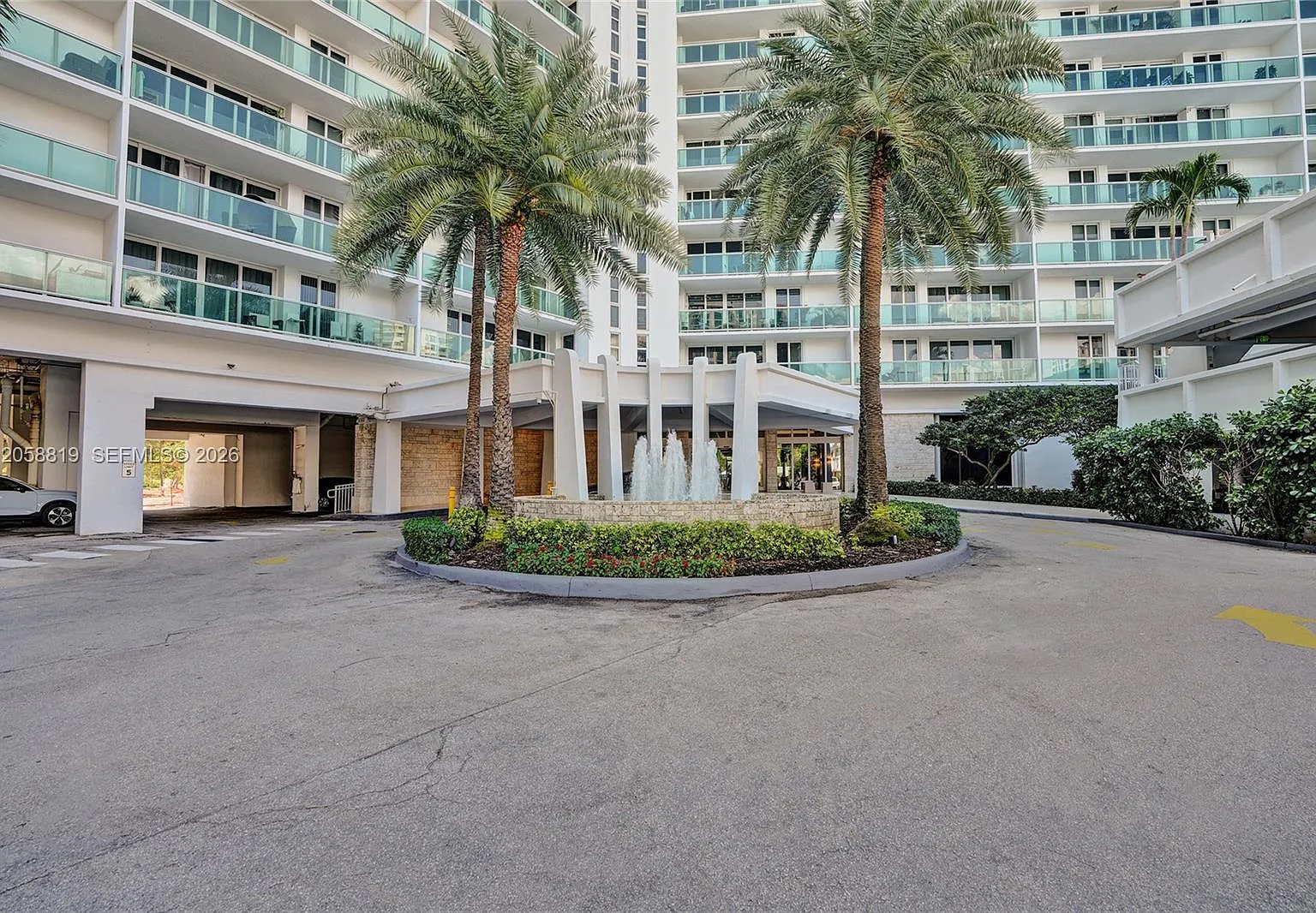 Arlen House East Condo — Photo 2