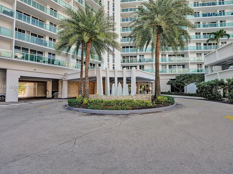 100 Bayview Dr #401 — Photo 2