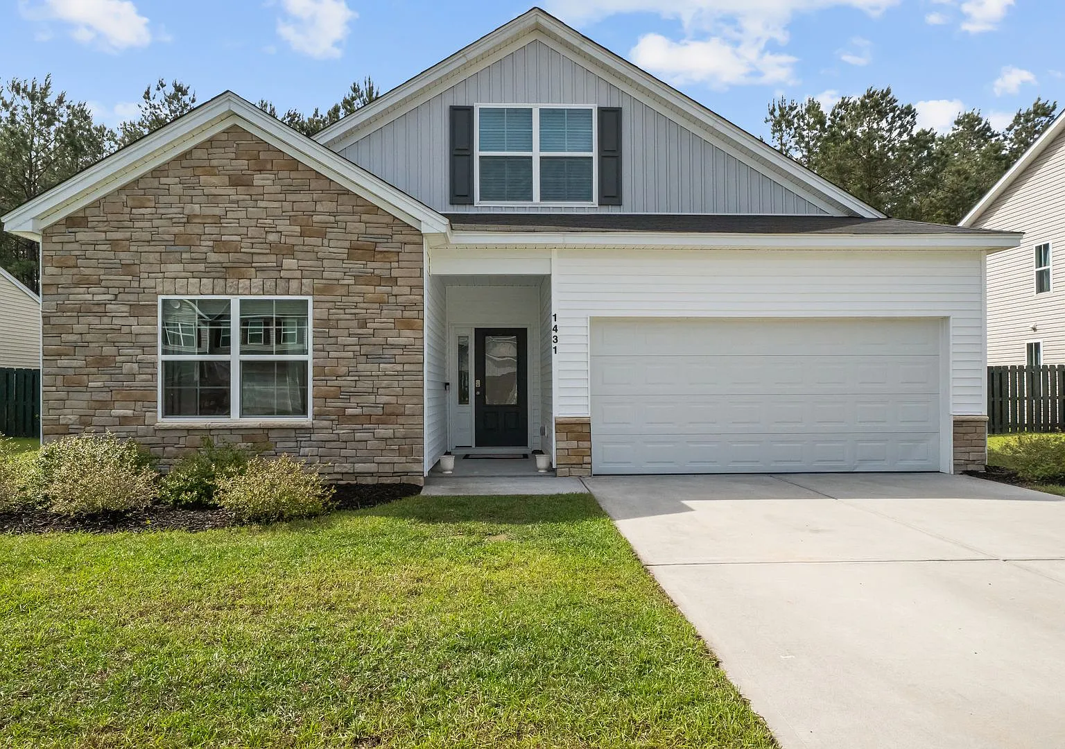 Beautiful 4-Bedroom Home in The Commons Featuring a Convenient Floor Plan — Photo 4