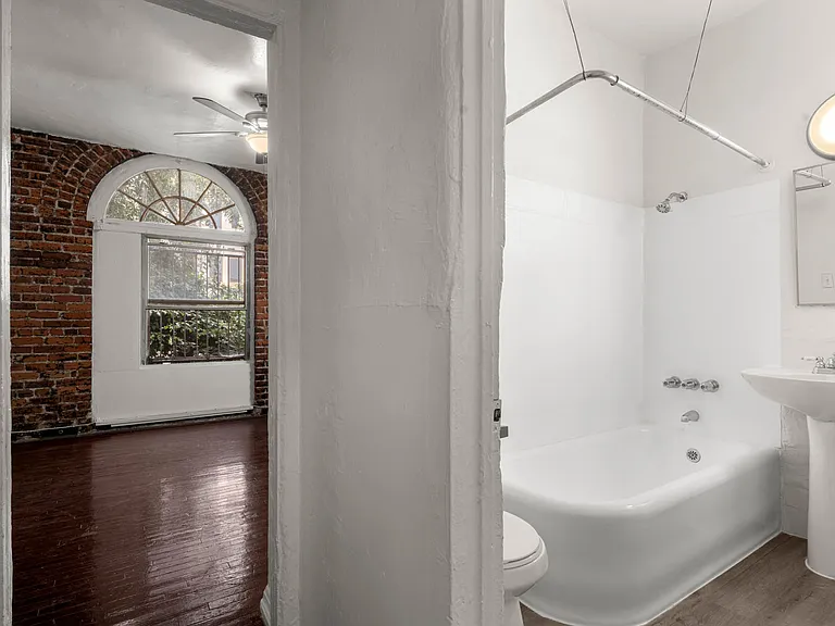 726 N Van Ness Ave — Photo 8
