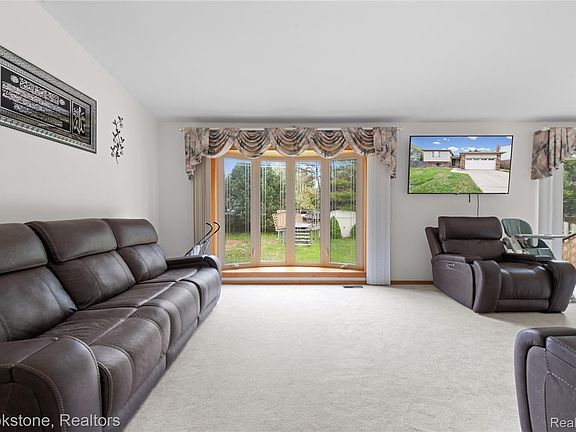 4th image of 38982 Sutton Dr