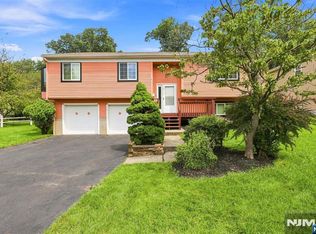 17 Lunn Avenue, Bergenfield, NJ 07621