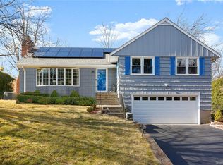 6 Langeland Dr, Mount Kisco, NY 10549