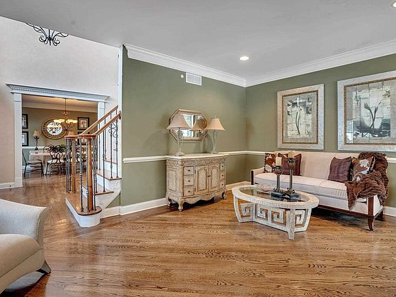 5th image of 13 Revere Ct