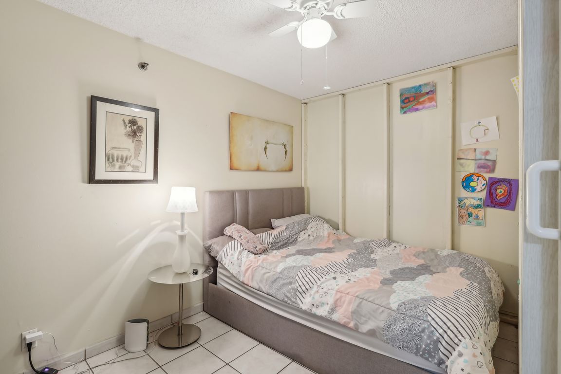 Collins Ave 1612-012.jpg