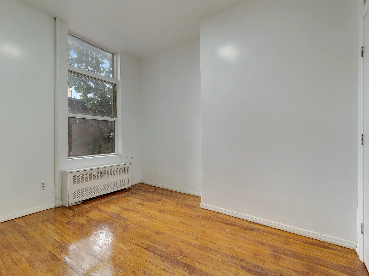 112 Calyer St — Photo 4