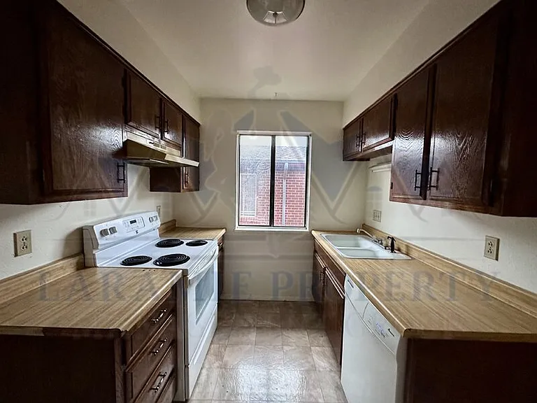 714 Downey St #7 — Photo 5