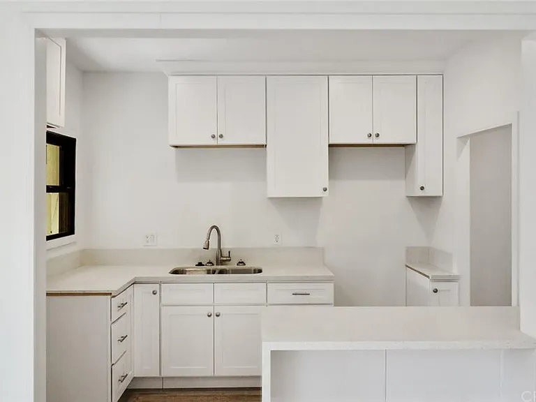 211 N Loma Ave — Photo 9