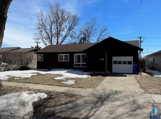 2328 S Crestwood Rd, Sioux Falls, SD 57105