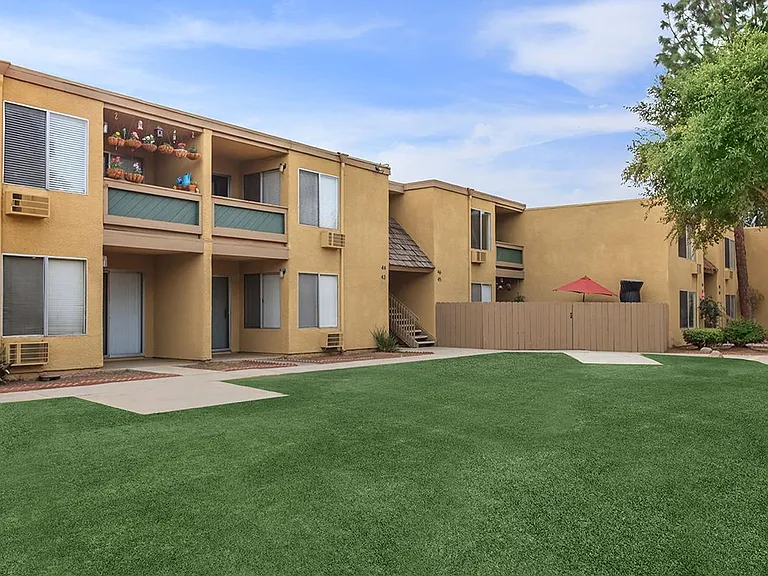 Sun Valley Gardens Apartments — Photo 2
