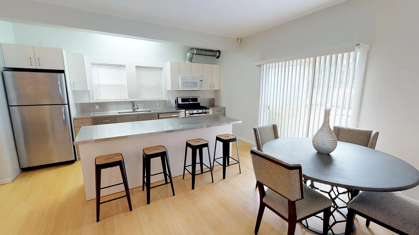 Private Bedroom in Beautiful Oakland Right Off the 580 - 3272 Hannah Street — Photo 3