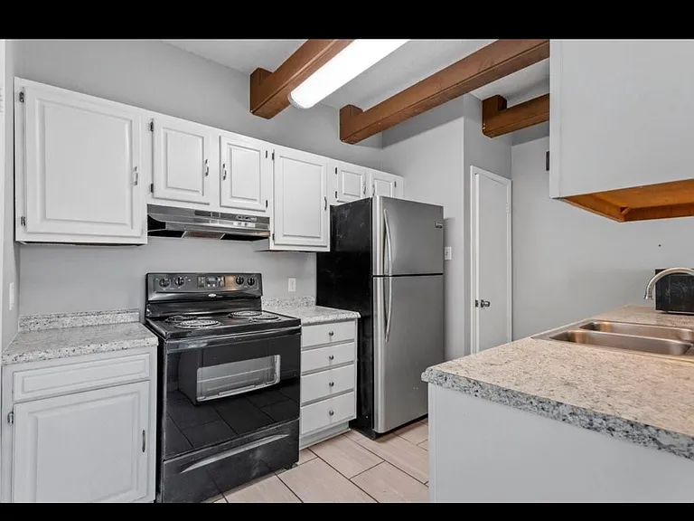 1911 Hodges St — Photo 1