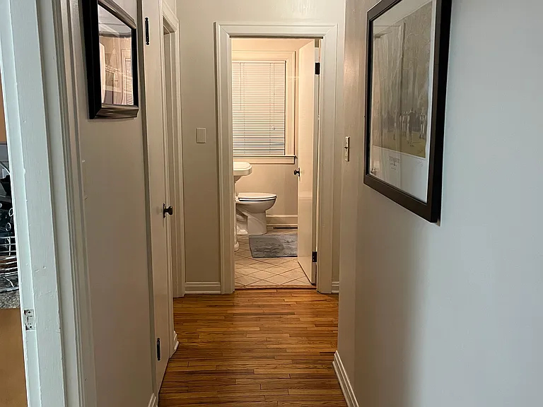 Hallway to bedrooms & bathroom