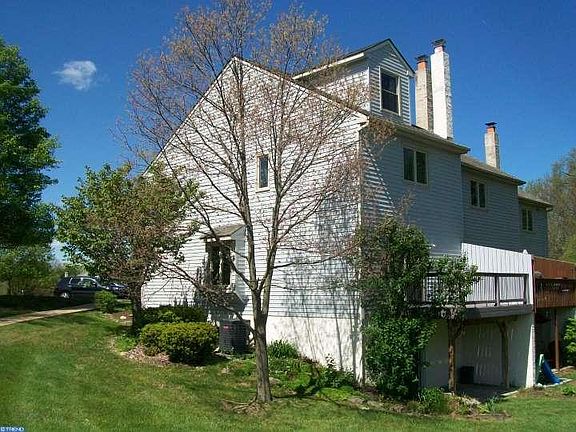 2nd image of 705 Pinebrooke Cir