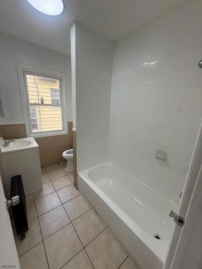 4 bed, 1.0 bath, 1200 sqft, $1,995 — Photo 3