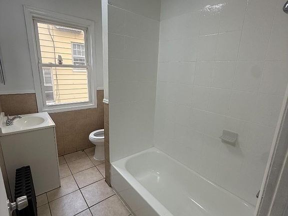 3rd image of 229 Alexander St Floor 1