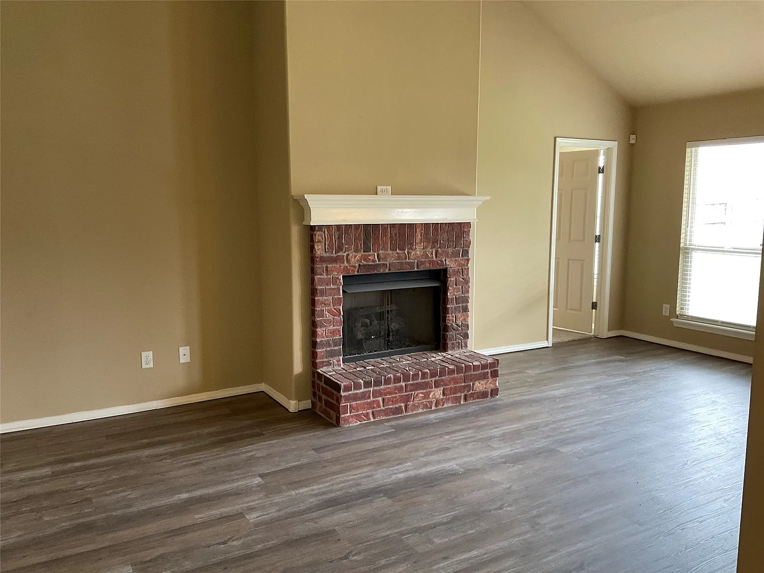 3 bed, 2.0 bath, 1374 sqft, $1,795 — Photo 4