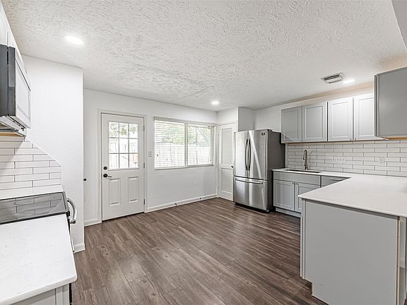 4th image of 9414 Springview Ln