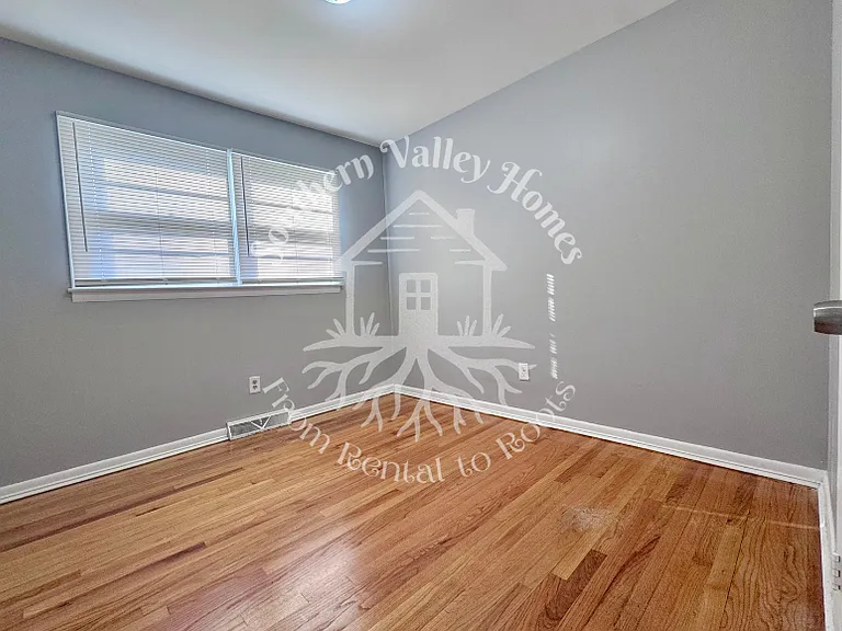 305 Sparta St — Photo 16