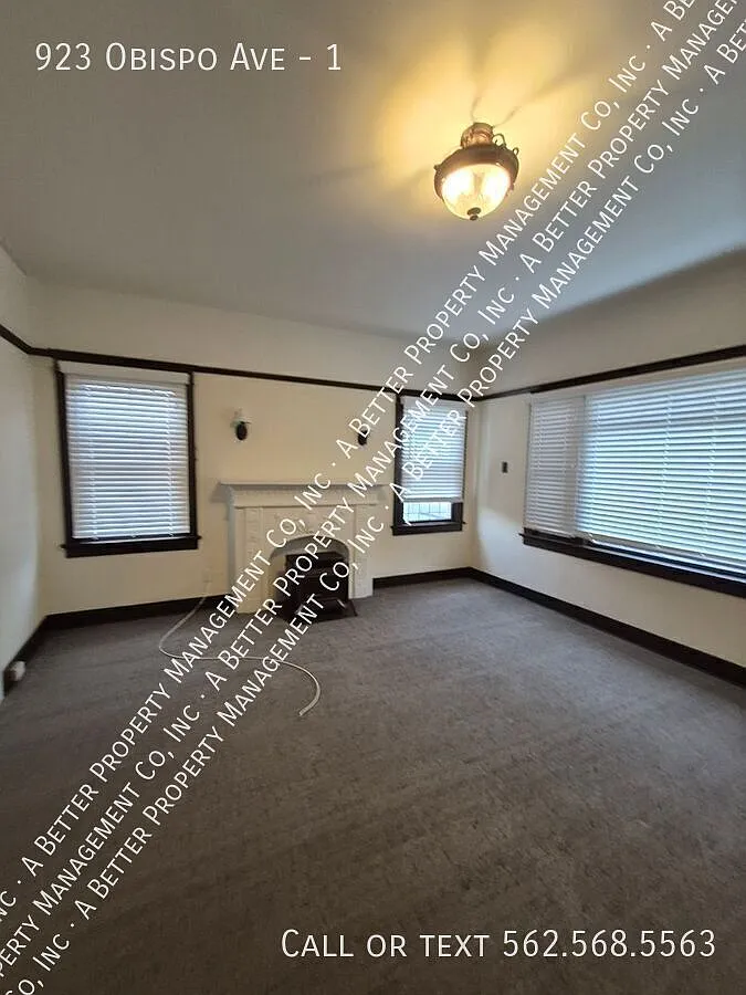 Bright Front Studio - Well Maintained Vintage Unit - Parking Space Available — Photo 1
