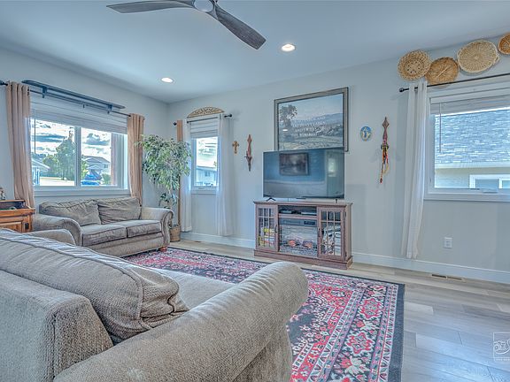4th image of 1630 Wilder Ave