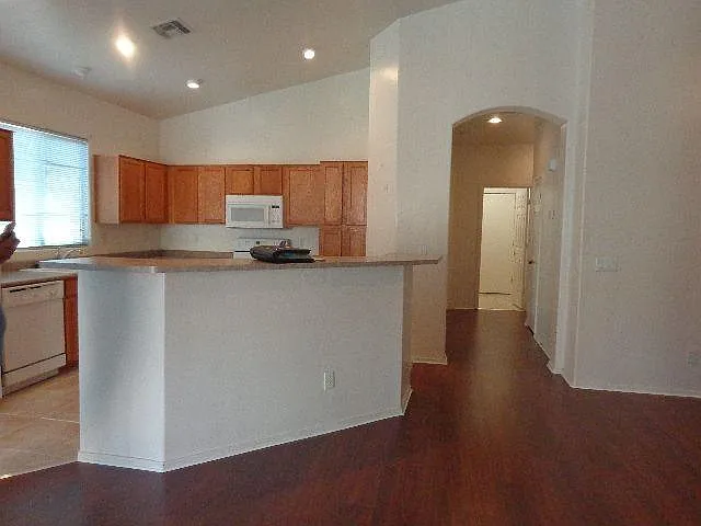 4043 S Vineyard Ave — Photo 5