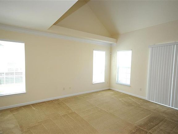 3rd image of 827 Harvest Green Ln