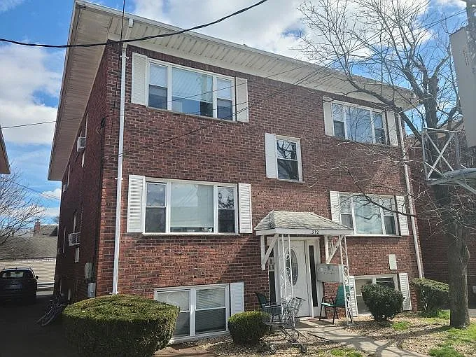 2 bed, 800 sqft, $2,100 — Photo 1