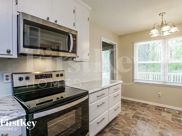1909 Red Oak Ln — Photo 8