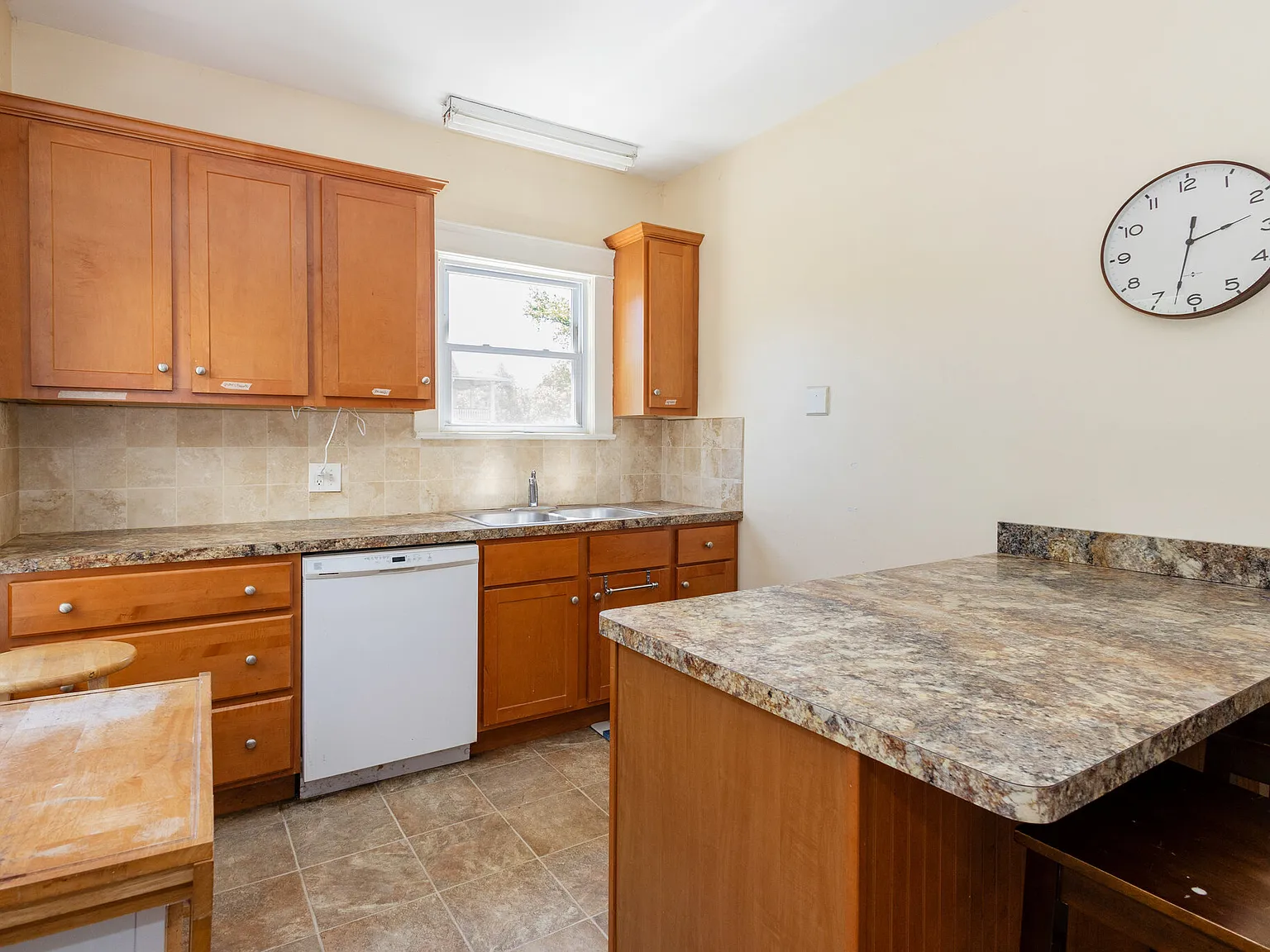 5 bed, 2100 sqft, $2,300 — Photo 2