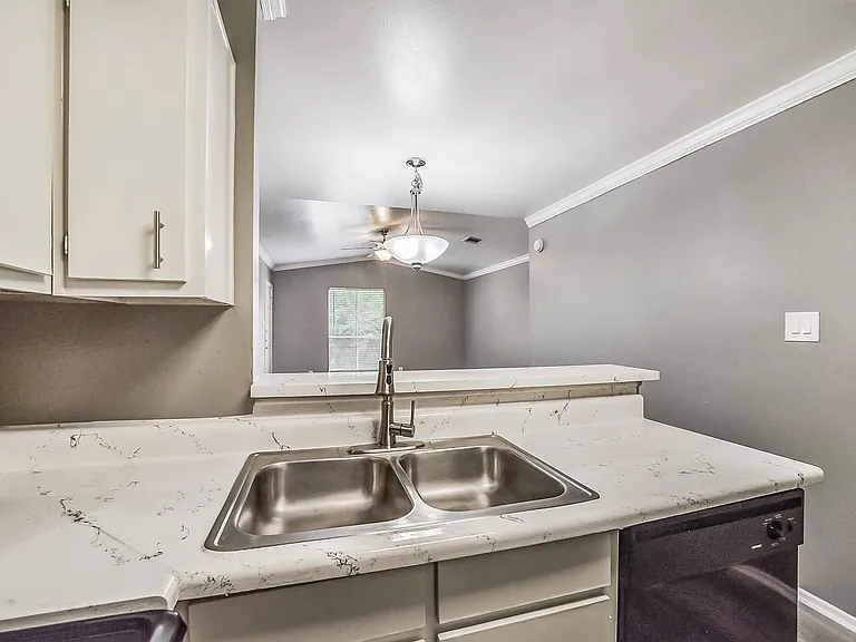 Spring Hill Village Apartments — Photo 7