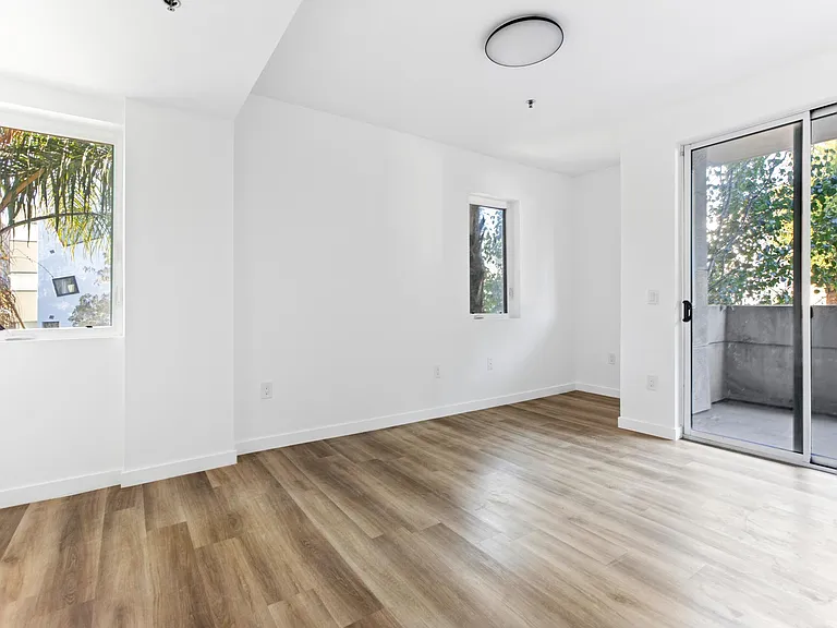 900 S Harvard Blvd #201 — Photo 11