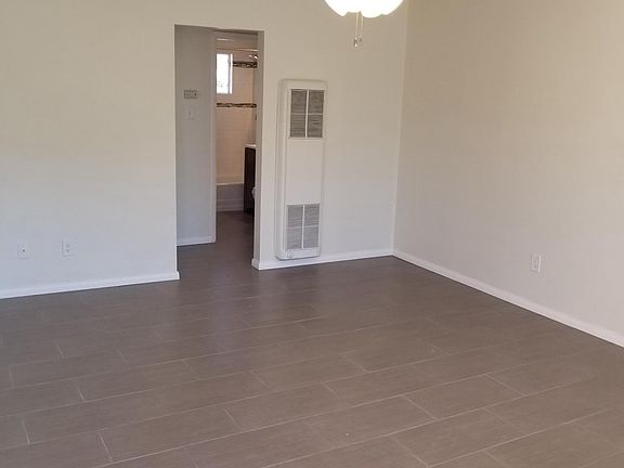 5th image of 4253 1/2 Menlo Ave