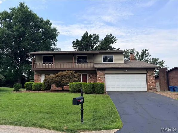 12326 Woodline Dr, Saint Louis, MO 63141