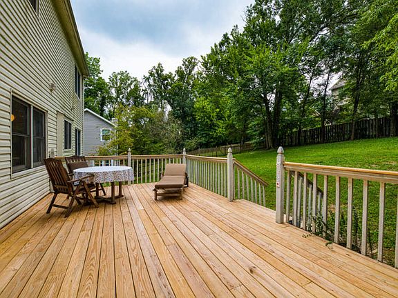 4th image of 909 Chesapeake Way