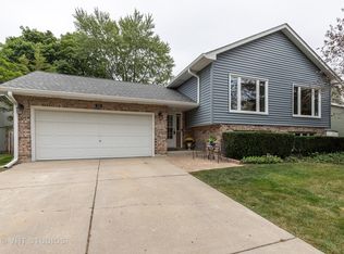 259 Robincrest Ln, Lindenhurst, IL 60046