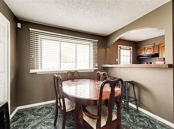 2nd image of 300 Menlo Dr