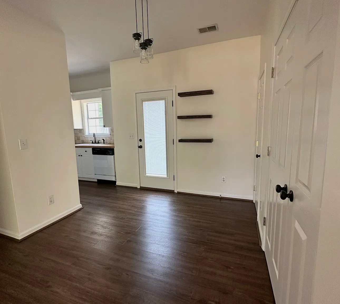 3 bed, 1303 sqft, $1,895 — Photo 3