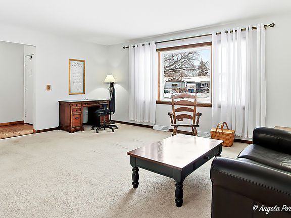 5th image of 216 Waterbury Cir