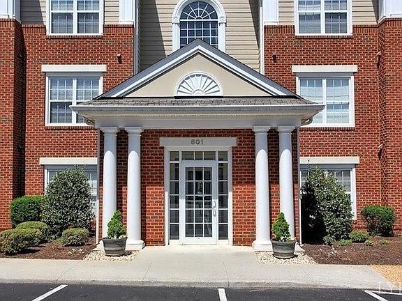 2nd image of 601 Wyndhurst Dr APT 204